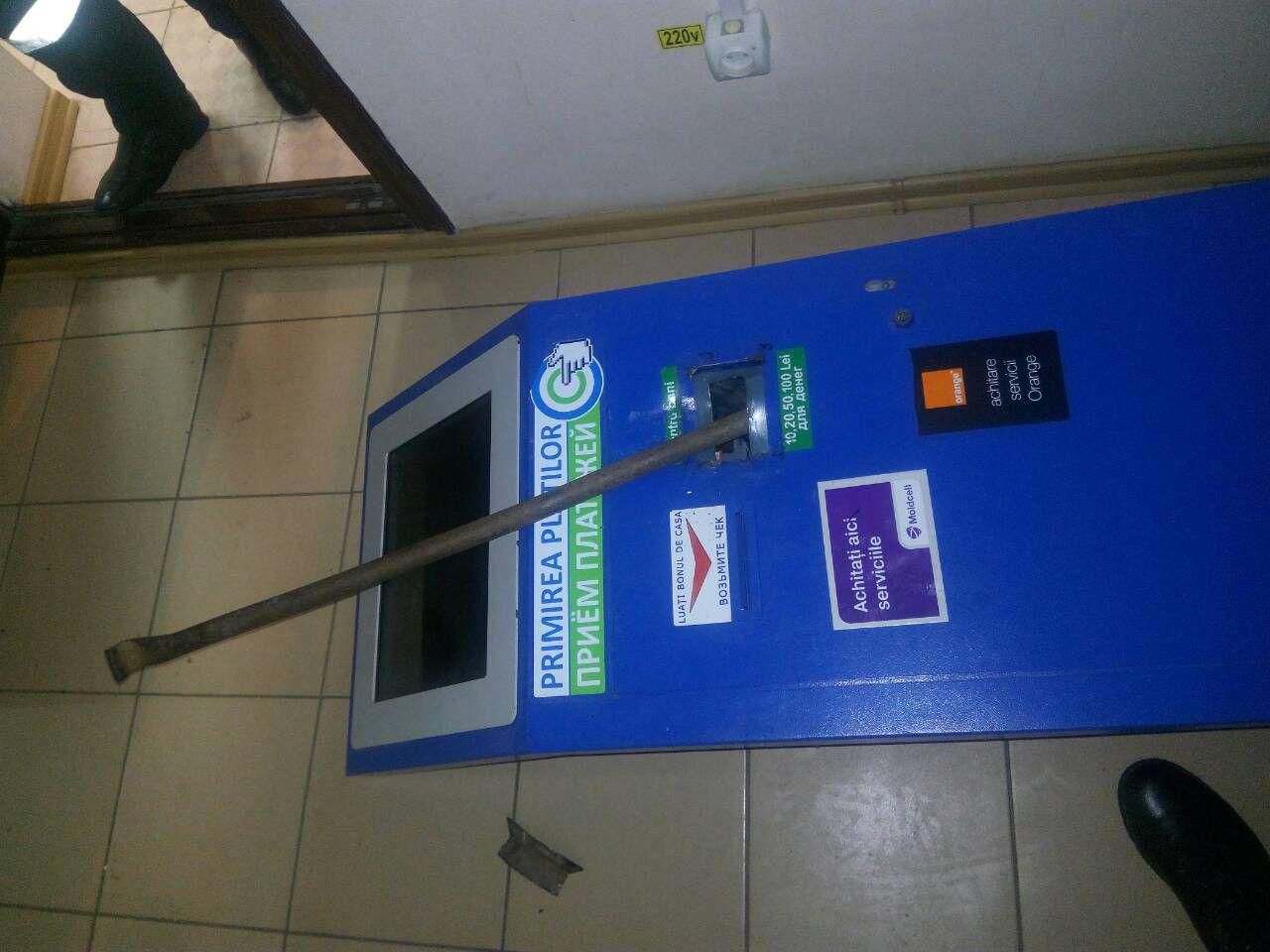 Un bărbat înarmat a furat un terminal de plăți din Ungheni