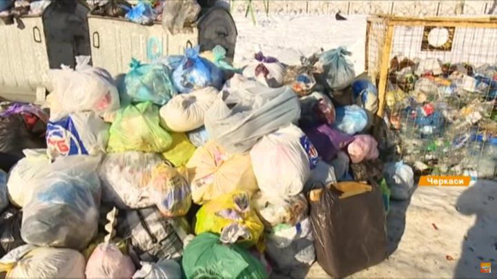 Străzile din oraşul ucrainean Cerkas, pline de mormane de gunoi