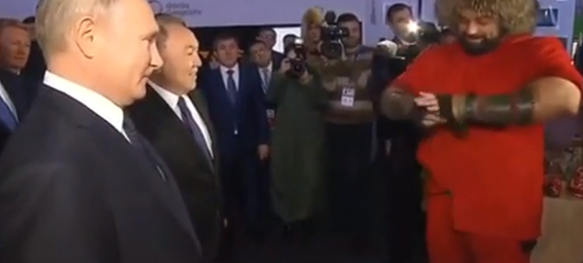 Путину подарили узел из гвоздей.