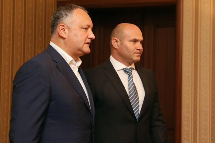 După ce l-a luat cu el pe Muntele Athos, Dodon l-a făcut consilier. Foto: facebook