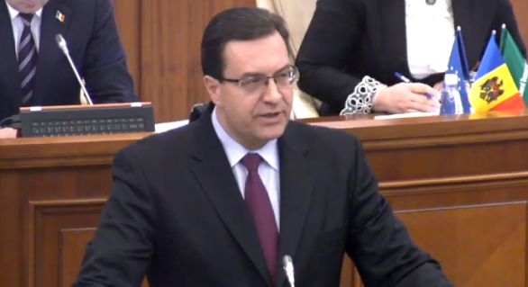 El a lăsat de înțeles că ar trebui ca deputații neafiliați să fie cooptați în actul de guvernare.