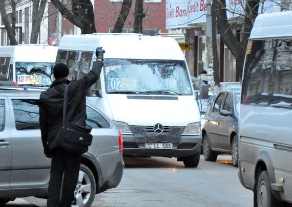 Anul trecut mai multe persoane circulau cu microbuzele, autobuzele, dar și cu trenurile din Republica Moldova. 