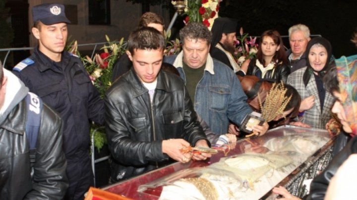 A început să urle când s-a apropiat de moaştele Sfintei Parascheva