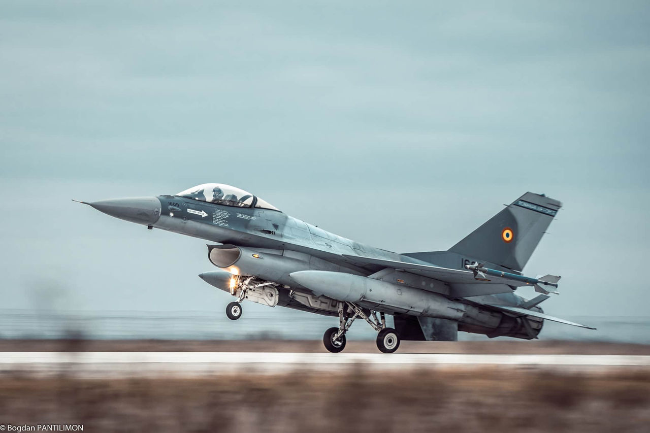 Румыния поднимала в небо F-16 во время массированной атаки РФ на Украину.