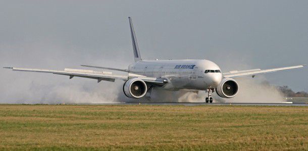 Aterizare incredibilă, după ce trenul de aterizare a unui avion a cedat în timpul zborului