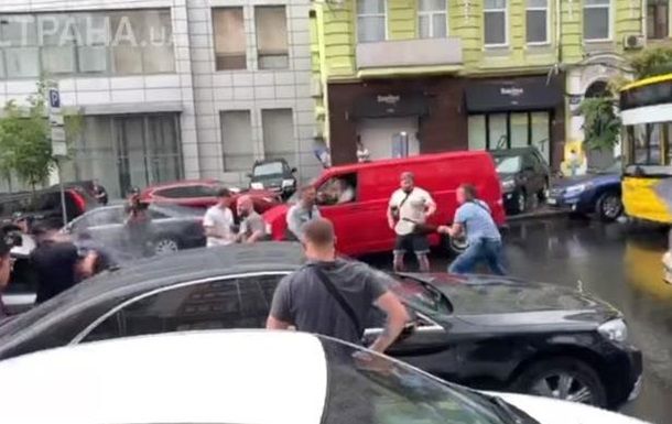 Несколько человек пытались напасть на Порошенко после допроса.
