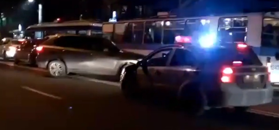 Правоохранители через громкоговоритель призвали нарушителя соблюдать правила дорожного движения.