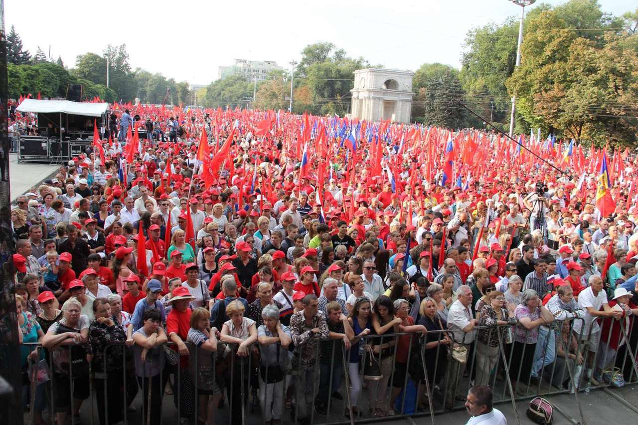 Mai mult de 40 de mii de persoane din întreaga ţară s-au adunat pe Piaţa Marii Adunări Naţionale la mitingul „Pentru Moldova în Uniunea Vamală”.