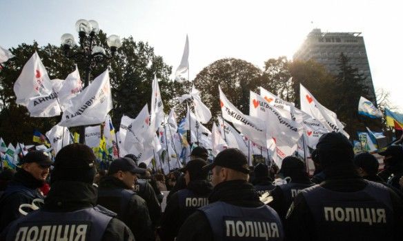 Во вторник у здания Верховной радой начался митинг, участники которого требуют отмены депутатской неприкосновенности.