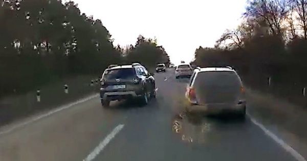 В столице водитель совершил опасный маневр: трагедии удалось избежать чудом.