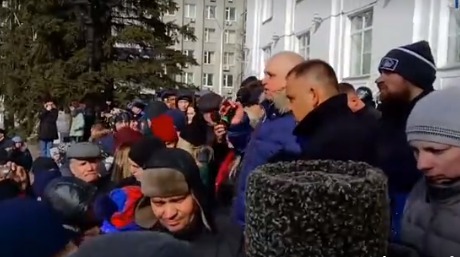 Вице-губернатор Кемеровской области встал на колени перед жителями.