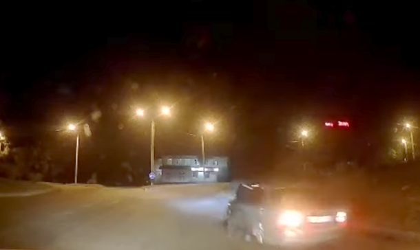 В Днепре водитель протащил патрульного по асфальту и скрылся.