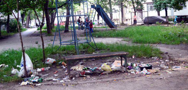 Tragedie pe un teren de joacă din Capitală, un copil a ajuns la spital după ce a căzut de pe o bară metalică.  Foto: bloguvern.md