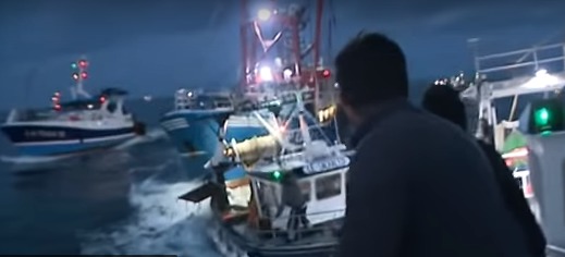 Сражение французских и английских рыбаков из-за гребешков попало на видео.