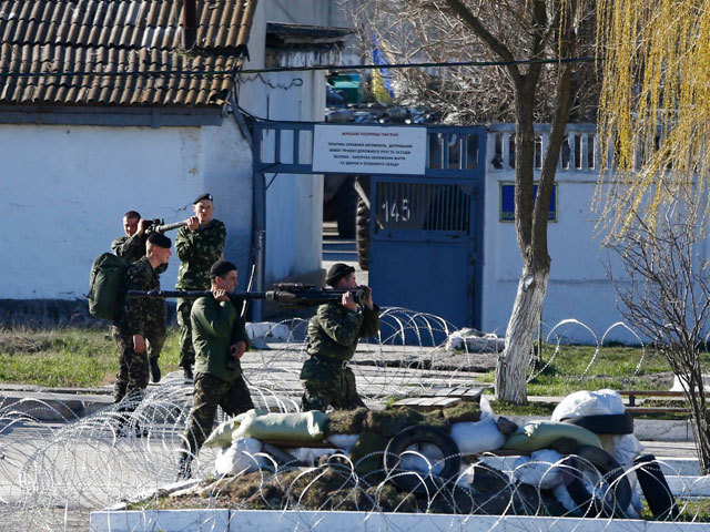 В Феодосии украинские морпехи обвинили военных РФ - блокировали базу и не дают вывезти оружие.
