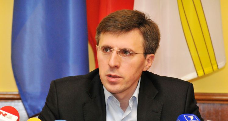 Dorin Chirtoaca a raspuns ca partidul sau nu voia sa faca presiuni politice asupra sefului BNM. Foto: saptamina.com