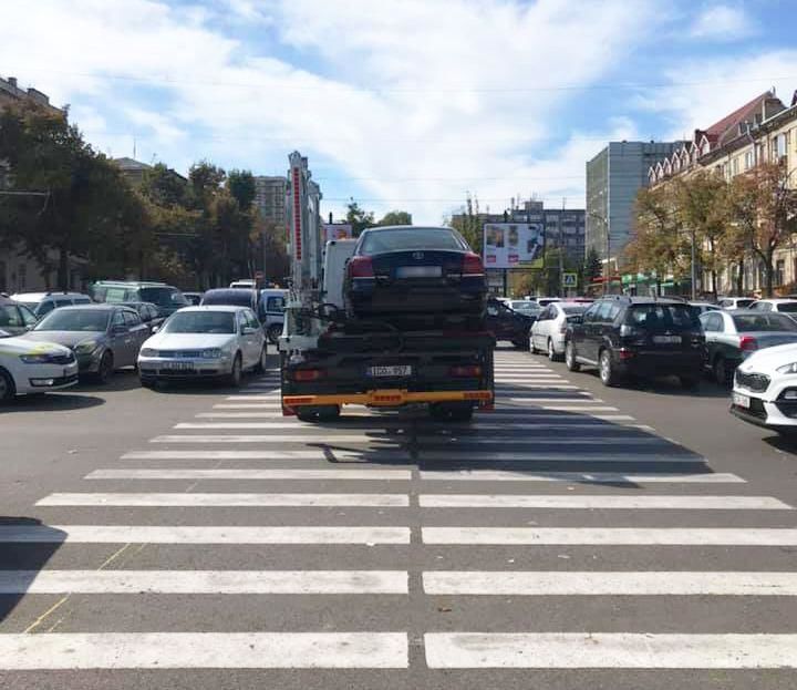 В Кишиневе началась эвакуация незаконно припаркованных машин.