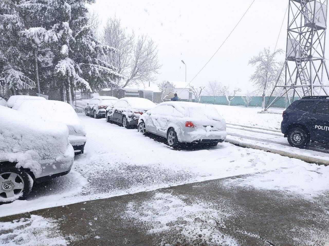 В приграничной зоне на трассах лежит снег на  севере и западе Молдовы.