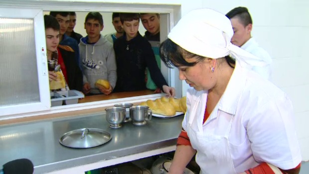 Bucătarii din instituţiile preşcolare nu urmează periodic cursuri de instruire. Foto: protv.ro