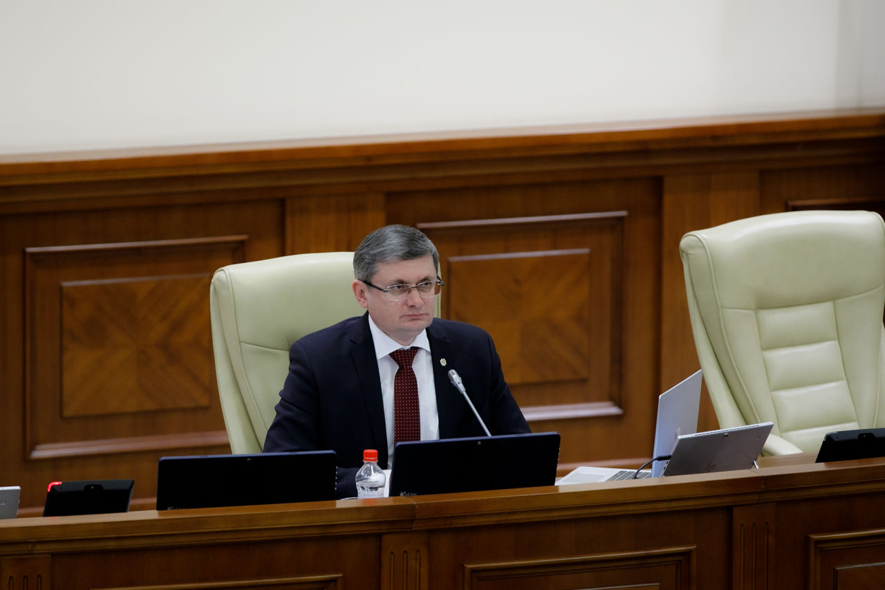 Гросу: Многие министры оказались в новом правительстве для обеспечения преемственности. 