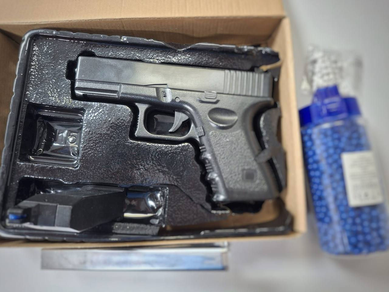 Un bărbat, depistat cu un pistol pneumatic și 2.000 de gloanțe la vama Leușeni.