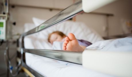 O copilă de doi ani din raionul Floreşti a ajuns în comă la spital după ce ar fi fost îmbrâncită de o femeie. Foto: poză simbol/jurnalul.ro	
