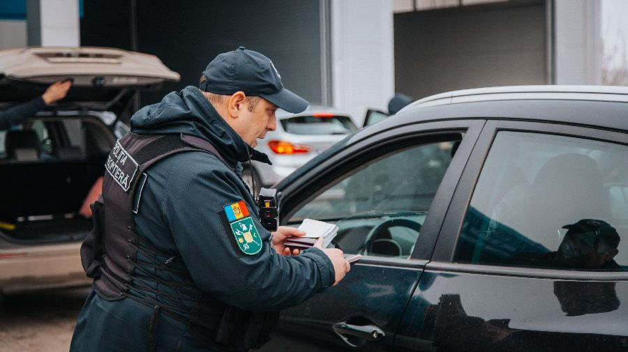 Двух граждан Украины задержали из-за взятки на границе Молдовы и Румынии.