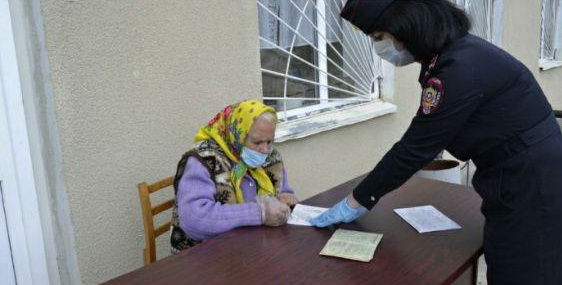 Милиционеры помогли каменским пенсионерам получить паспорта.