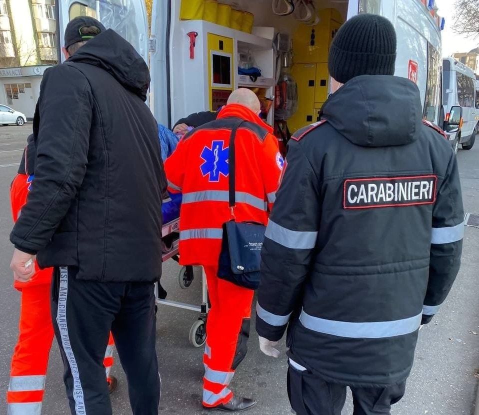 В Кишиневе карабинеры помогли мужчине, которому стало плохо на остановке.