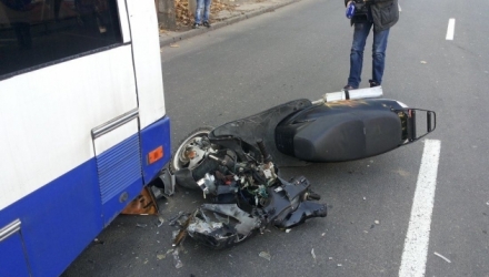 Un troleibuz de pe ruta nr. 4 din capitală a fost lovit astăzi de un scuter. Accidentul s-a produs pe strada Trandafirilor din Chișinău, în jurul orei 13:00.