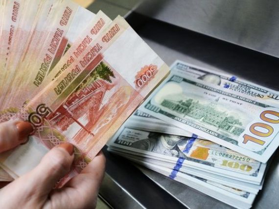 Fata de euro, moneda rusa se tranzactiona la 56,049 unitati, cel mai ridicat nivel incepand cu 24 noiembrie. Raportat la inchiderea de joi, rubla a castigat 2,9%.