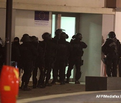 Executia caricaturistilor de la Charlie Hebdo. Au intrat in sedinta de redactie, i-au strigat pe nume si i-au impuscat in cap