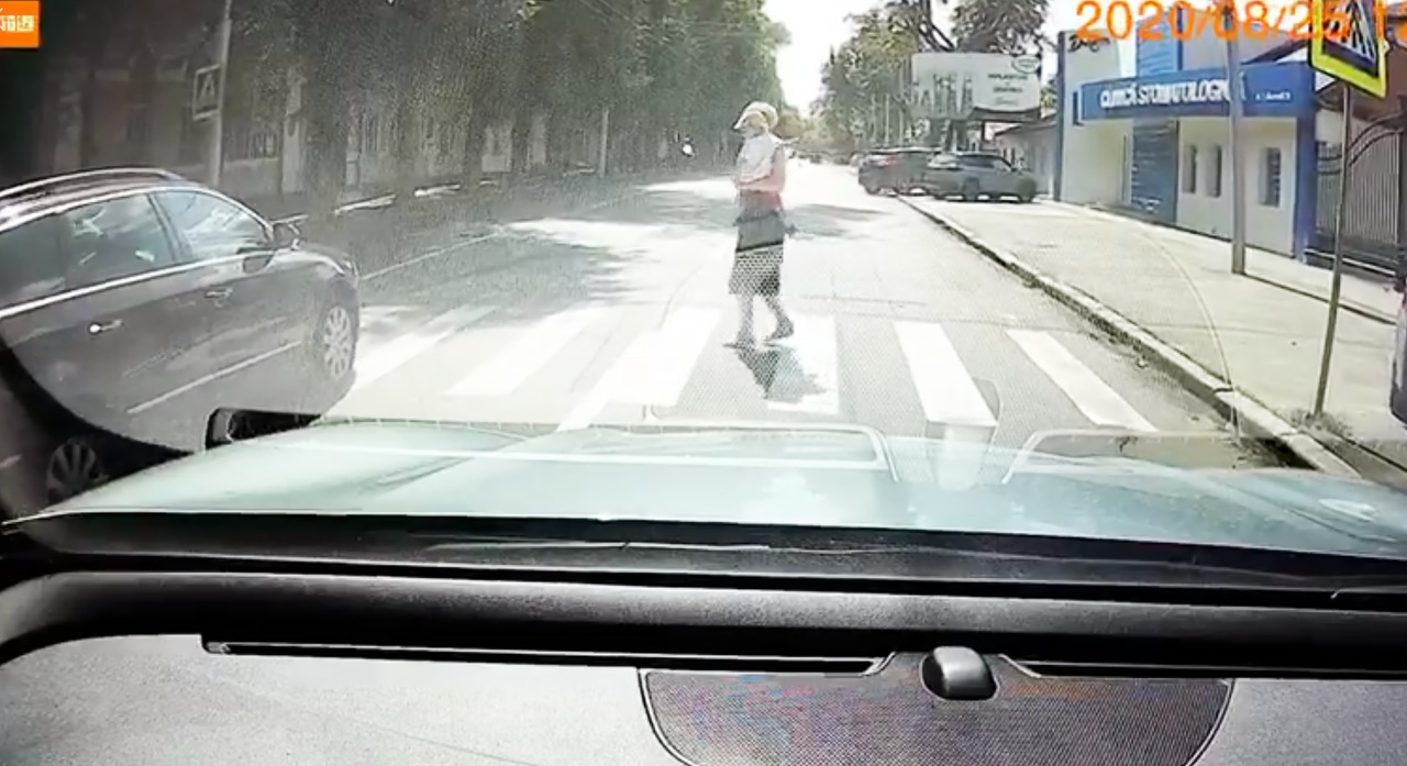 В Кишиневе женщина с ребенком не смогла перейти дорогу по зебре.
