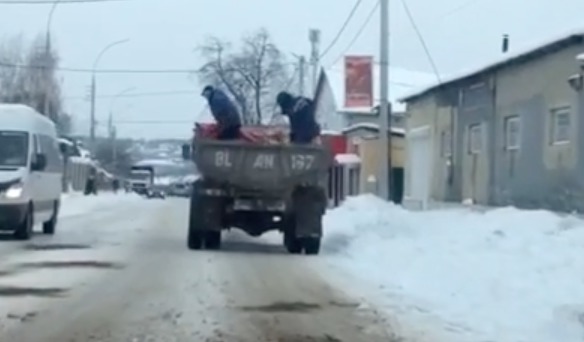 В Бельцах противогололедный реагент разбрасывают лопатами из грузовика.