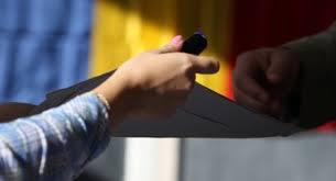 "Un număr total de 117.693 de cetăţeni s-au prezentat la urnele de vot până la orele 9:30, iar rata de participare este de 4,2% din numărul total de alegători", a declarat preşedintele CEC, Iurie Ciocan.