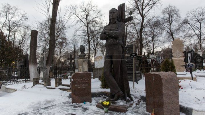 Поэт скончался 18 января 2009 года, спустя два дня после аварии.