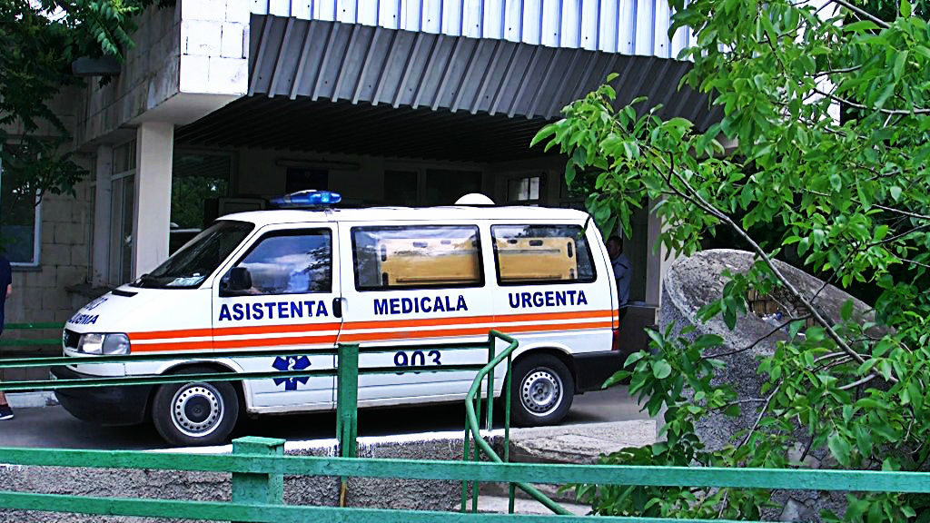 Potrivit medicilor de la Urgenţă, pacienta a fost transportată la Institutul Mamei şi Copilului pentru tratament specializat.