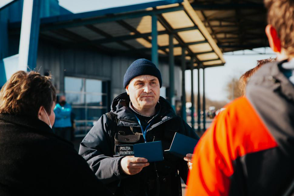 У троих иностранцев на границе изъяты поддельные документы.