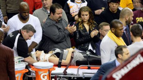 O vedetă din NBA a doborât o spectatoare, încercând să salveze o minge. Foto: foxsports.com