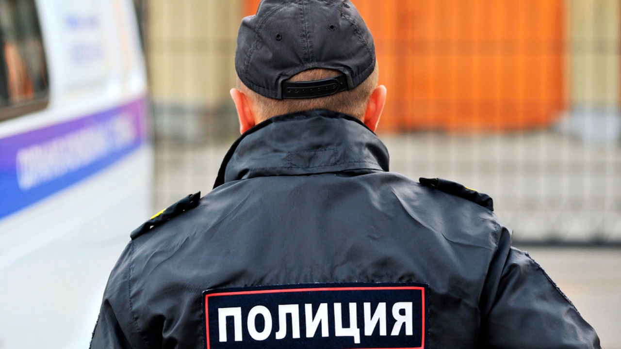 Московский полицейский отпустил уроженца Молдовы и за это попал под суд.