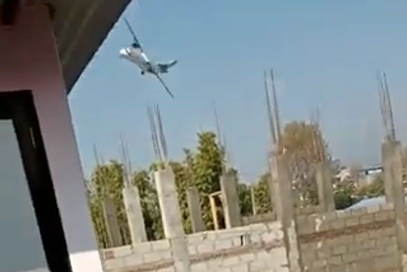Момент крушения пассажирского самолета в Непале попал на видео.