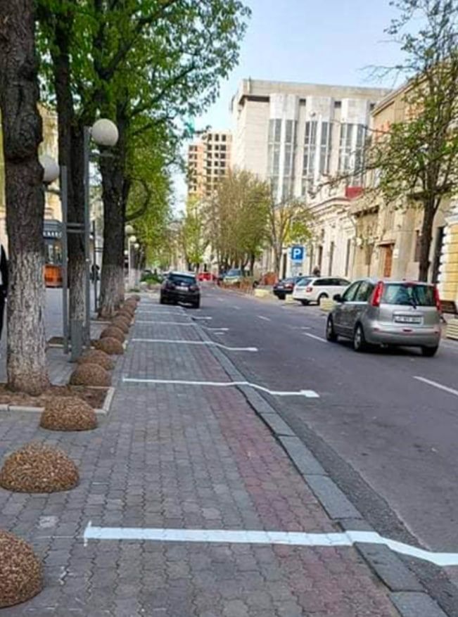 В центре Кишинева на тротуар нанесли разметку для парковки.