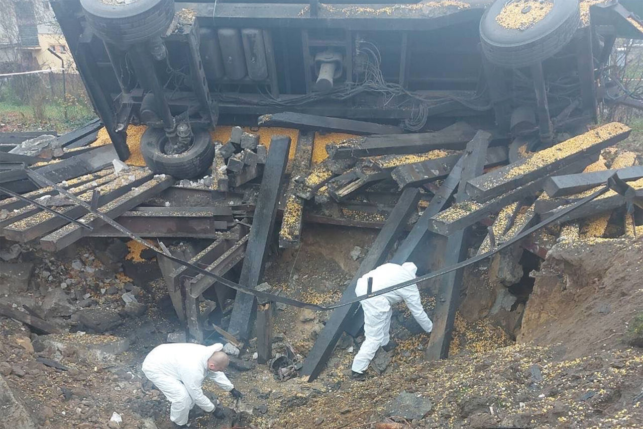 Опубликовано новое фото с места падения ракеты в Польше.
