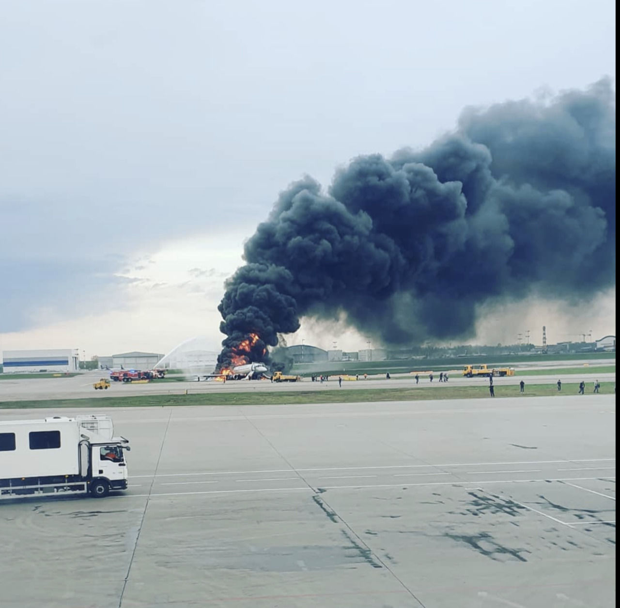При пожаре в самолете в Шереметьево погибли 10 человек.