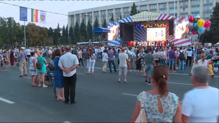 Концерт на площади Великого национального собрания продлился почти до полуночи.