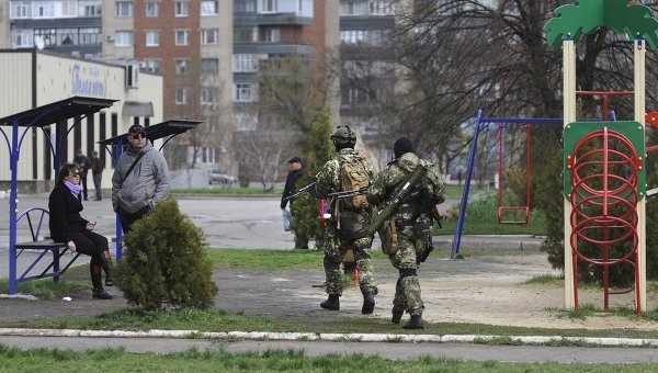 В настоящее время представители самообороны прочесывают лесополосу в поисках нападавших.