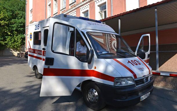 В Днепре девочка выжила после падения с девятого этажа.