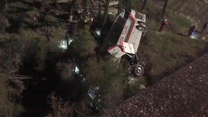 Accident în SUA: Autocar cu 45 de oameni, răsturnat în prăpastie. Foto: publika.md