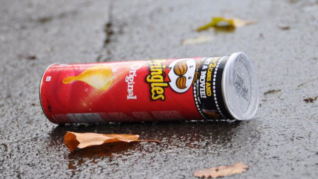 В российских магазинах подошли к концу запасы чипсов Pringles.