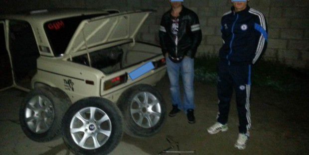 Reţinuţi după ce ar fi furat roţile de la un BMW . Foto: IGP